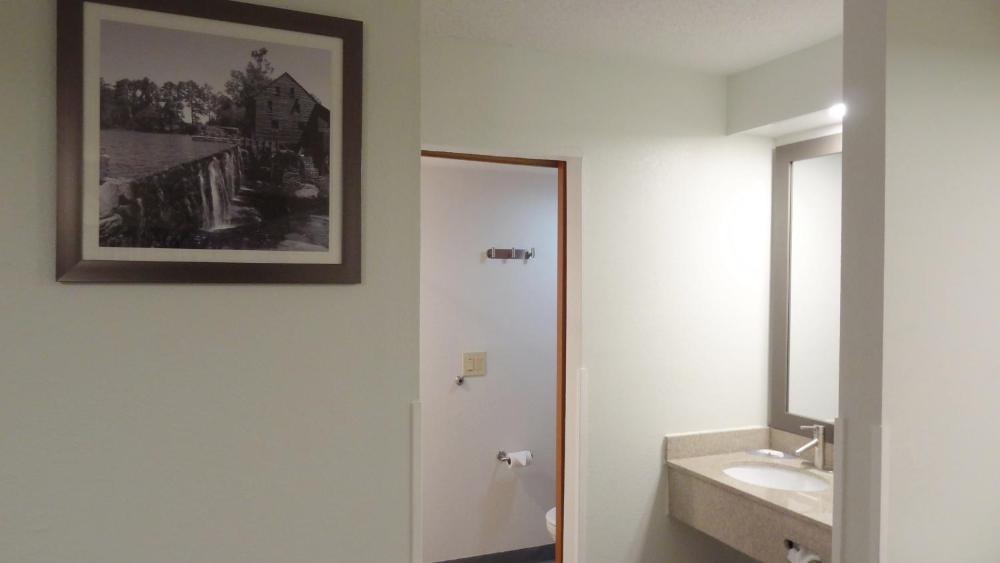 Queen Room Disability Access- Non Smoking interior